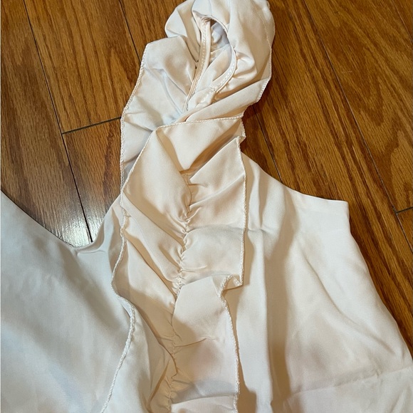 HOST PICK🛍💖💕 Silky Ruffle Trim Camisole - Picture 4 of 6